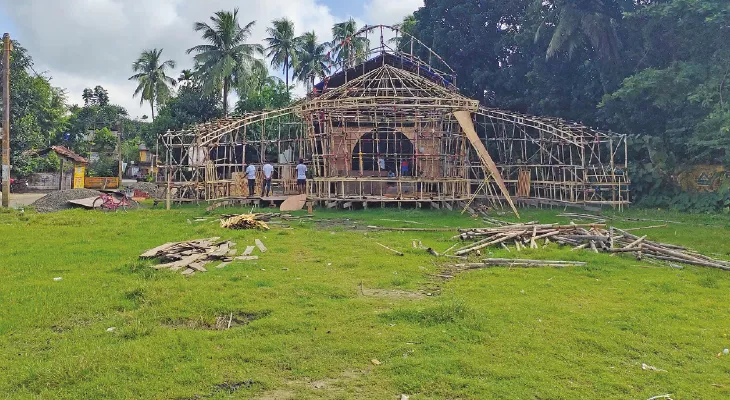 বনগাঁয় পুজোর থিমে হকারের গল্প,  নারী নির্যাতনের বিরুদ্ধে সচেতনতা