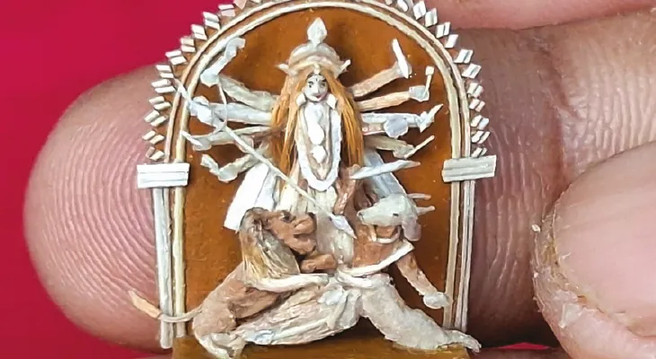 আখের ছিবড়ে দিয়ে ২ সেন্টিমিটার দুর্গা, তাক লাগালেন পলতার শিল্পী