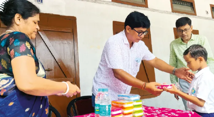 নিয়মিত বিদ্যালয়ে এলে মিলবে পুরস্কার, অভিনব উদ্যোগ রামভোলা হাইস্কুলের