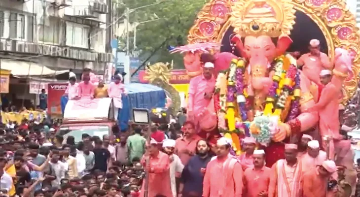 মুম্বইতে লালবাগচা রাজার নিরঞ্জনে সামিল হয়েছেন শিল্পপতি মুকেশ আম্বানির পুত্র অনন্ত আম্বানি
