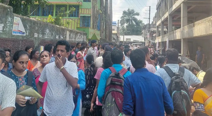 এসএসসি: হাওড়ার উলুবেড়িয়া কলেজের বাইরে চাকরিপ্রার্থীরা