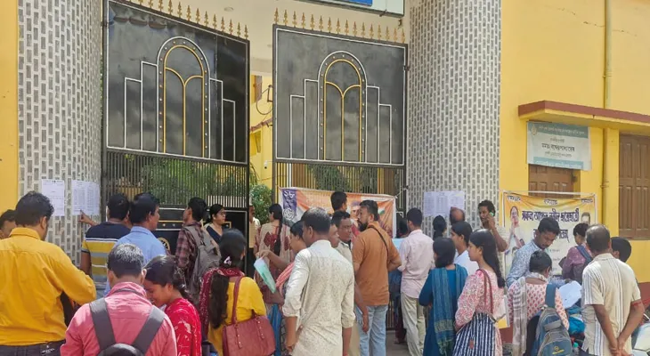 এসএসসি: বোলপুর কলেজের সামনে ভিড় পরীক্ষার্থীদের
