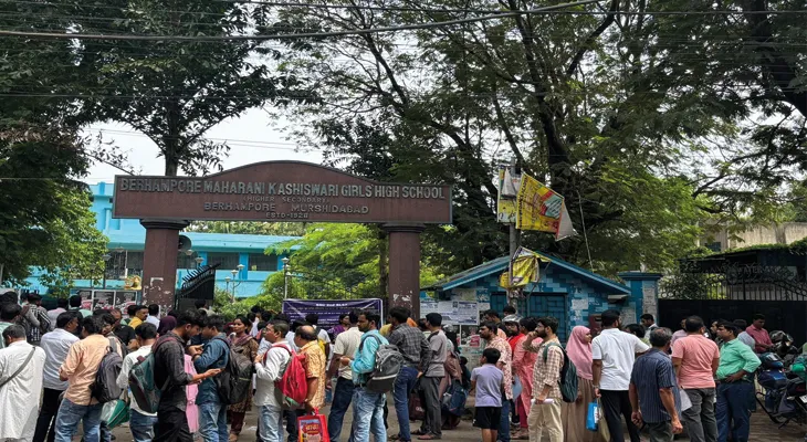 এসএসসি: মুর্শিদাবাদের বহরমপুরে মহারানি কাশীশ্বরী গার্লস হাইস্কুলের সামনে পরীক্ষার্থীদের ভিড়