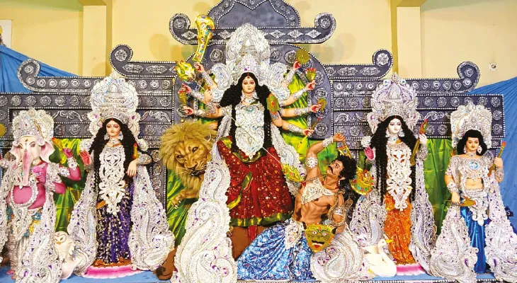 রেলওয়ে স্টেশন সর্বজনীন দুর্গোৎসব কমিটির পুজো সাবেকিয়ানায় স্বতন্ত্র
