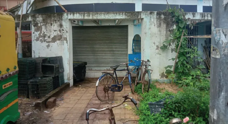 আইনি জটিলতায় থমকে রামনগরে প্রতীক্ষালয় তথা রেস্তরাঁ, সমস্যায় মন্দারমণিগামী পর্যটকরা
