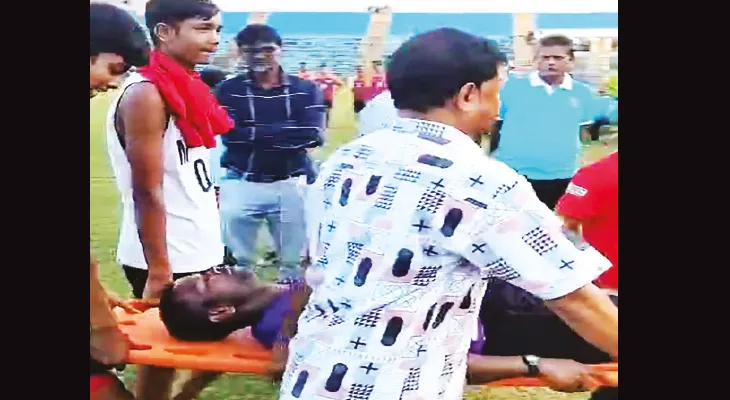 নৈহাটি স্টেডিয়ামে ধুন্ধুমার, মাটিতে ফেলে বেদম পেটানো হল রেফারিকে