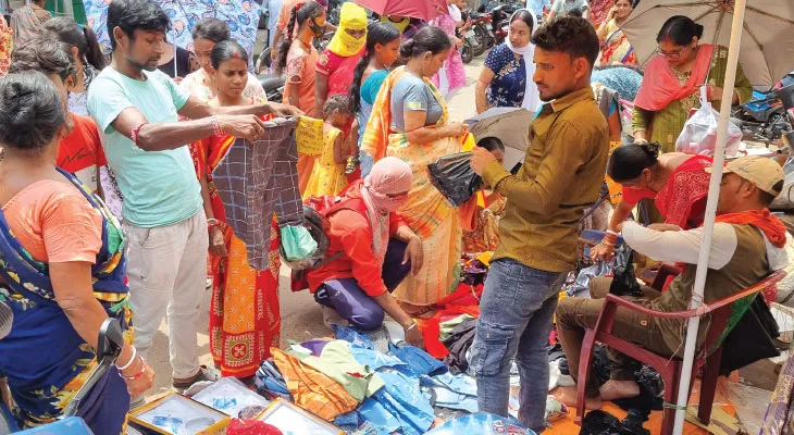 মাসের প্রথমে পকেট গরম, চাঙ্গা পুজোর বাজার, শপিংমল থেকে দোকানে ভিড়