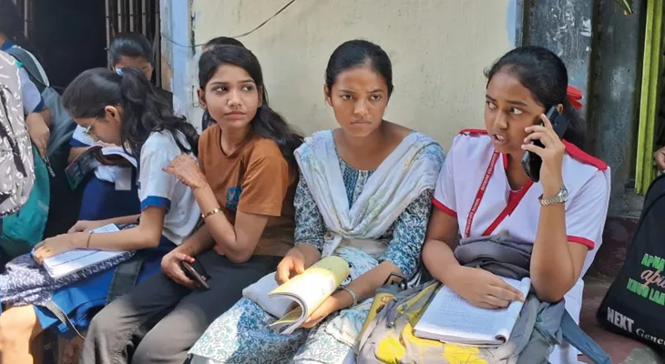 উচ্চ মাধ্যমিকের প্রথম সেমেস্টার শুরুর আগে উত্তর কলকাতার সরস্বতী বালিকা বিদ্যাপীঠে পরীক্ষার্থীরা