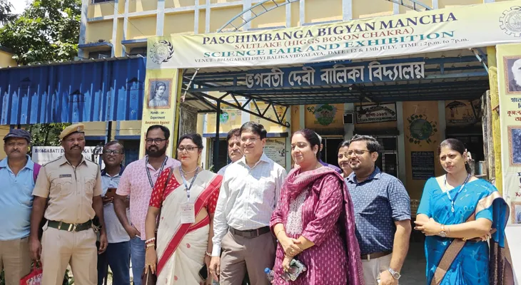 সল্টলেকের এই ব্লকের ভগবতী দেবী বালিকা বিদ্যালয়ের পরীক্ষা কেন্দ্র পরিদর্শন করলেন উচ্চ মাধ্যমিক শিক্ষা সংসদের সভাপতি চিরঞ্জীব ভট্টাচার্য