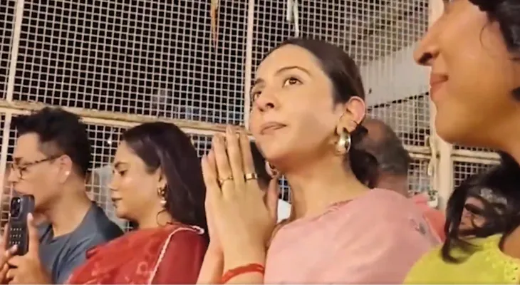উত্তরপ্রদেশের বারাণসীতে গঙ্গা আরতি করলেন অভিনেত্রী রাকুল প্রীতি সিং