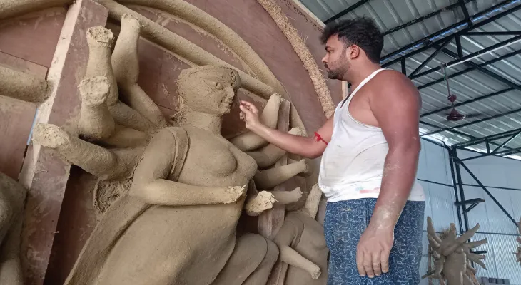 মৃৎশিল্পকে পেশা করেছেন সাহাপুরের কৌশিক, গড়ছেন ১২টি দুর্গা প্রতিমা