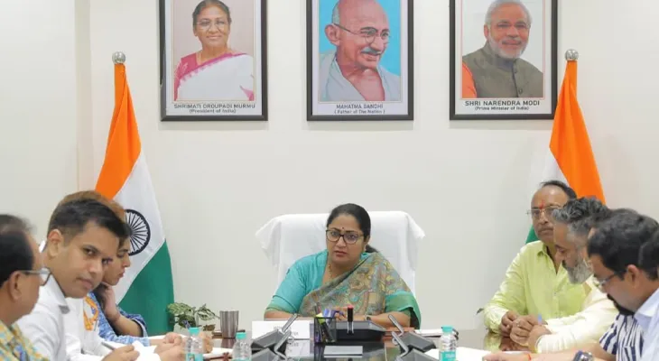 সরকারি বৈঠকে দিল্লির মুখ্যমন্ত্রীর পাশে স্বামী, আপ বলল ‘ফুলেরা’