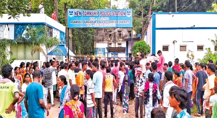 দুর্গাপুরে প্রেমিকের দেহ রেখে থানায় বিক্ষোভ, উত্তেজনা