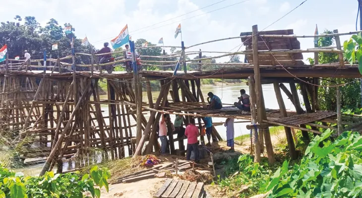 খানাকুলে মুণ্ডেশ্বরী নদীর উপরে বসে গেল কাঠের সেতুর একাংশ, বন্ধ হাওড়া ও হুগলির সঙ্গে গাড়ি চলাচল