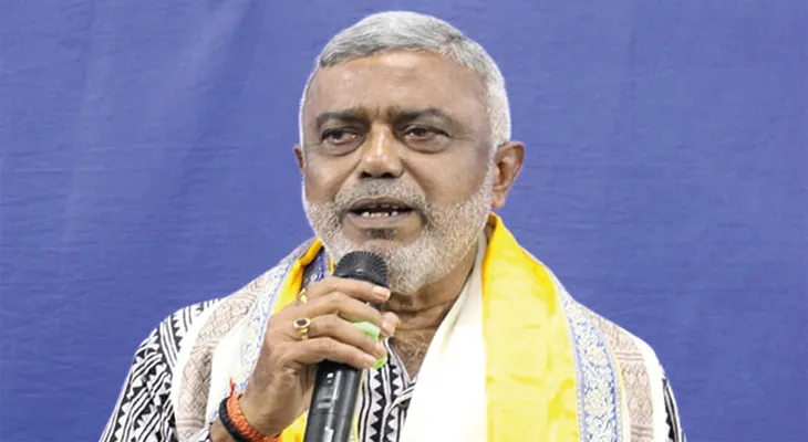 বেআইনি পার্কিংয়ে জেরবার, গাড়ি ছেড়ে বাইকে বাড়ি ফিরলেন দেবাশিস কুমার!