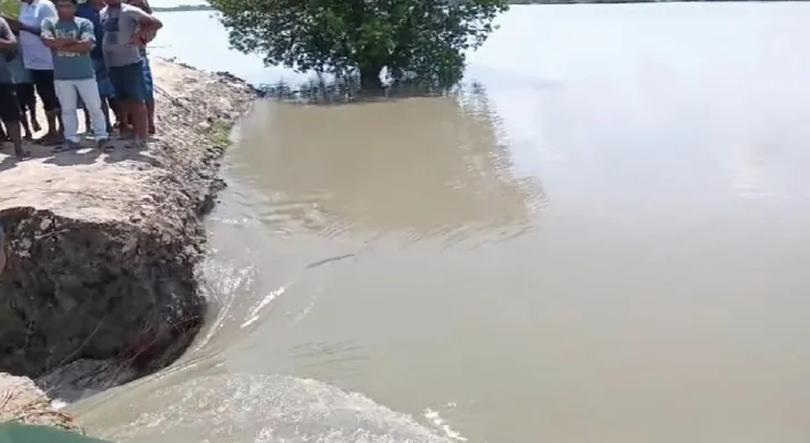 গৌড়েশ্বরের বাঁধ ভেঙে জল গ্রামে, ক্ষতি মাছের পুকুর থেকে ধানচাষে