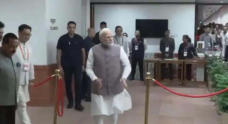 উপ রাষ্ট্রপতি নির্বাচন: সংসদ ভবনে ভোট দিলেন প্রধানমন্ত্রী নরেন্দ্র মোদি