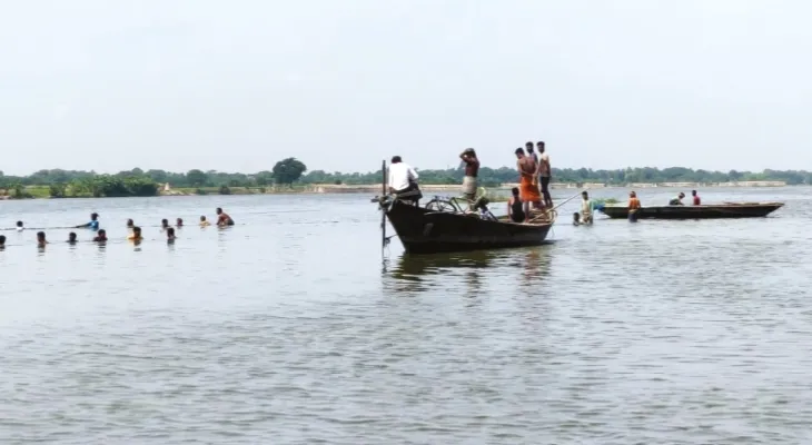 রানিনগরে মরা পদ্মায় নৌকা উল্টে নিখোঁজ ১