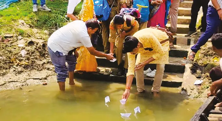 টাঙ্গনের নাব্যতা ফেরাতে বুনিয়াদপুরে হাজার কাগজের নৌকা ভাসাল পড়ুয়ারা