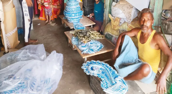 বিনপুরের শিল্পী সুব্রতর তৈরি দুর্গার  শোলার গয়না এবার প্যারিস যাচ্ছে