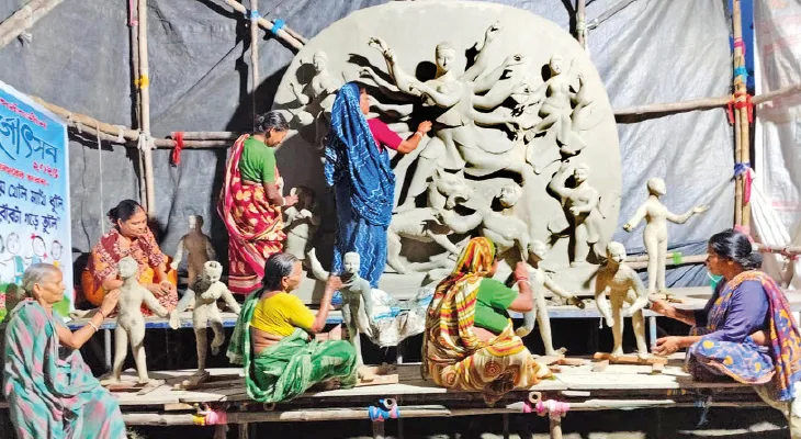 মন্দিরবাজারে থিমের বাহার. ফুটবলের আদলে মণ্ডপ, দাবার ঘুঁটি, বল ও লাট্টুর তৈরি প্রতিমা