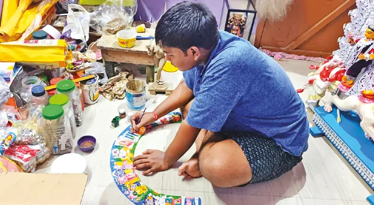 উচ্চ মাধ্যমিক পরীক্ষার প্রস্তুতির মাঝেই দুর্গা প্রতিমা গড়ছে শান্তিপুরের প্রিয়াংশু