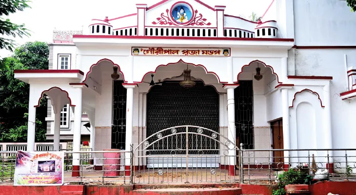 বালুরঘাটের পালবাড়ির পুজোয় দেবীর ভোগে থাকে পান্তাভাত, রাইখর-বোয়াল