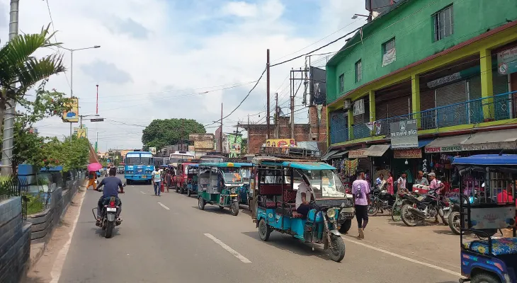 পুজোর মুখে টোটোর দৌরাত্ম্যে নাজেহাল গঙ্গারামপুর শহরবাসী