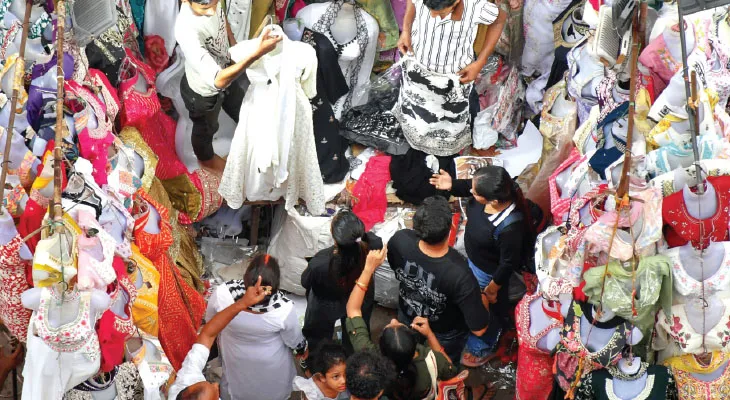 মাঝ হপ্তাতেও ঘেমেনেয়ে দেদার শপিং মহানগরে
