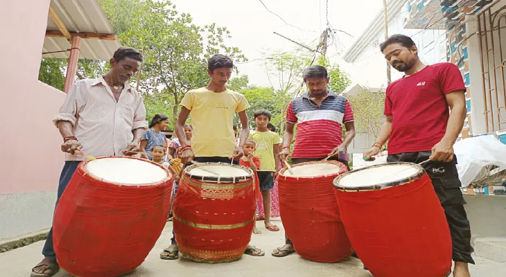 দ্বিগুণ আয়ের টানেই ভিনরাজ্যে পাড়ি বালুরঘাট শহরের ঢাকিদের