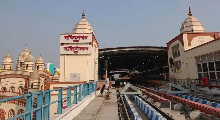 দক্ষিণেশ্বর মেট্রো স্টেশনে বচসা চলাকালীন আচমকাই সহপাঠীকে ছুরির কোপ! মৃত্যু