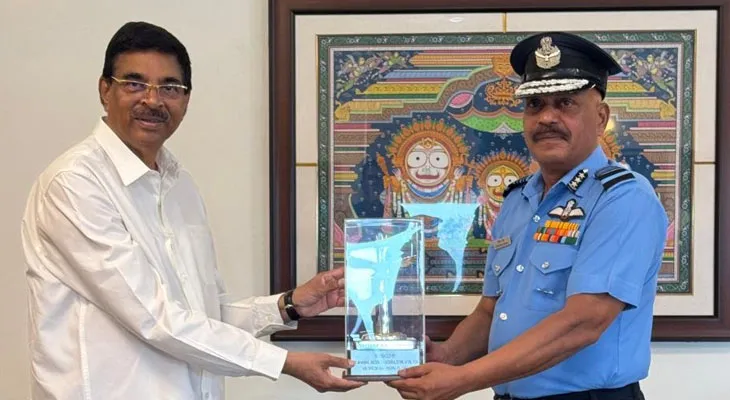 ওড়িশার রাজ্যপালের সঙ্গে দেখা করলেন এয়ার মার্শাল জিতেন্দ্র মিশ্র