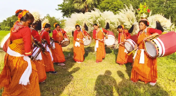 একজন মহিলা, বোল তুলছেন তিনটি ঢাকে!  ইন্দাসের নারীশক্তির কেরামতি এবার নৈহাটির পুজোয়
