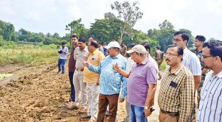লাভপুরে বাঁধের দুর্বল অংশ পরিদর্শনে আধিকারিকরা