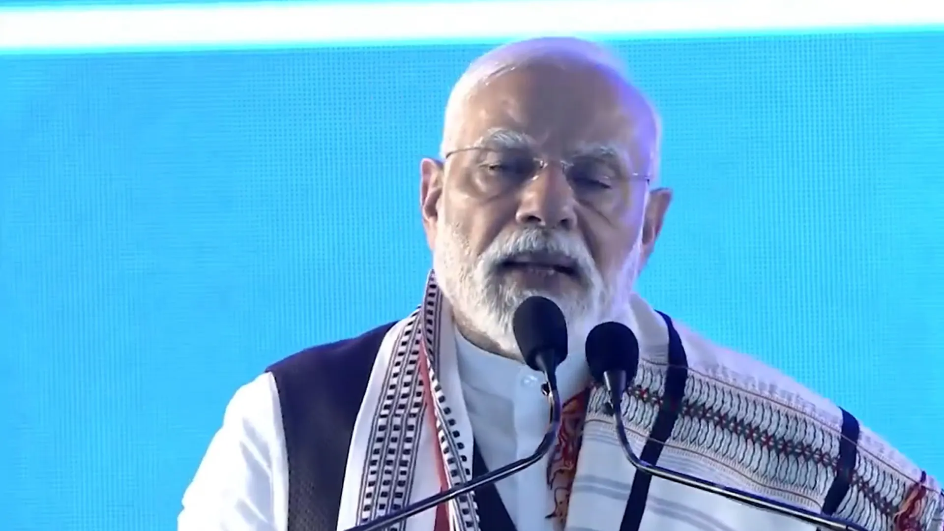 মণিপুরে পাহাড় ও সমতলের মানুষের মধ্যে মজবুত সেতুবন্ধন গড়ে তুলতে হবে: মোদি