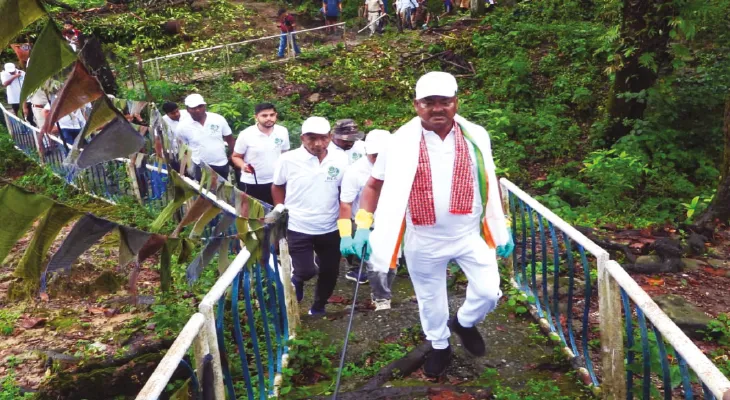 ৭০টি পঞ্চায়েত প্লাস্টিকমুক্ত করার টার্গেট প্রশাসনের, প্রকল্পের কাজ খতিয়ে দেখতে ছ’কিমি হেঁটে বক্সার পাহাড়ি গ্রামে মন্ত্রী বেচারাম