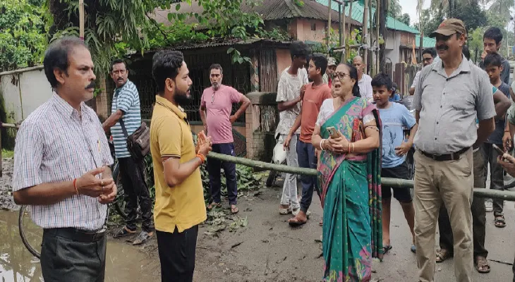 বেহাল রাস্তা সংস্কারের দাবিতে কাউন্সিলারকে ঘিরে বিক্ষোভ ওয়ার্ডে