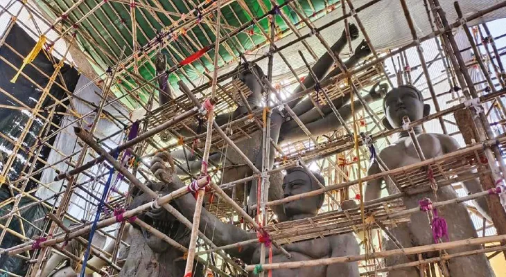 এবার ৫১ ফুটের দুর্গা প্রতিমা বানিয়ে চমক দিতে চলেছে স্বস্তিকা যুবক সংঘ
