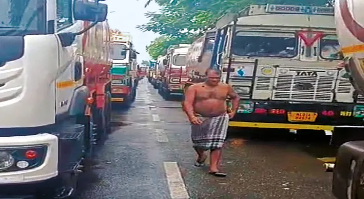 নেপাল-ভারত সীমান্তে আটকে ৩০ হাজার টন ভোজ্যতেল বোঝাই ট্রাক
