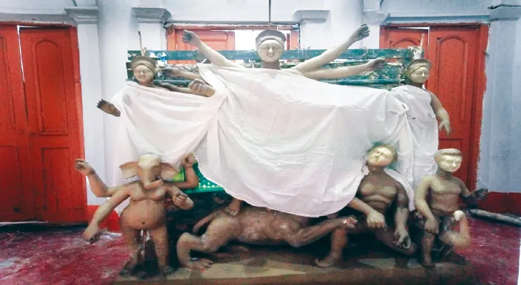 জমিদারের নিষেধ অগ্রাহ্য করে পুজো শুরু হয় জয়নগরের পাণ্ডব বাড়িতে