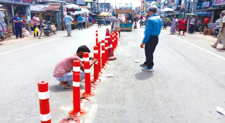 ট্রাফিক বিভাগের পক্ষ থেকে বসানো হচ্ছে স্প্রিং ডিভাইডার, স্পিড ব্রেকার