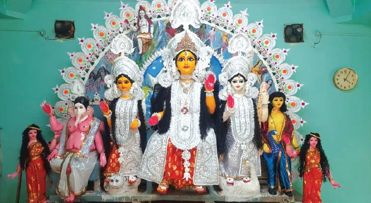 প্রথা মেনে ভাইফোঁটা পর্যন্ত দুর্গাপ্রতিমা রাখা  হয় ময়নাপুরের দেওয়ান বাড়িতে