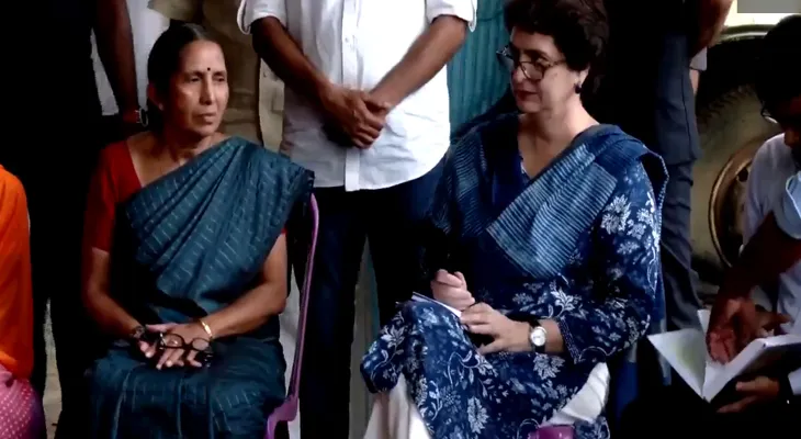 কেরলের ওয়েনাড়ে চা শ্রমিকদের সঙ্গে দেখা করলেন কংগ্রেস সাংসদ প্রিয়াঙ্কা গান্ধী