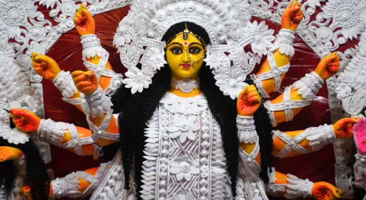 মণ্ডপজুড়ে পুরনো দিনের হারিয়ে যাওয়া খেলা, আবর্জনা পড়ে থাকার প্রতিবাদ
