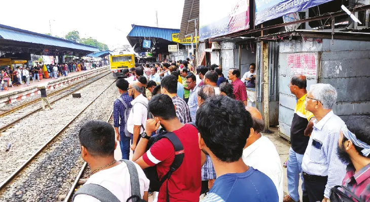 প্রবল বৃষ্টিতে সিগন্যালিং ব্যবস্থায় যান্ত্রিক ত্রুটি, থমকে ট্রেন, বনগাঁ শাখায় ফের দুর্ভোগ