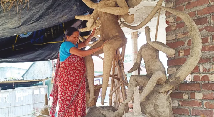 স্বামীর মৃত্যুর পর প্রতিমা গড়ে সংসারের হাল ধরেছেন মঙ্গলবাড়ির বাসন্তী দাস