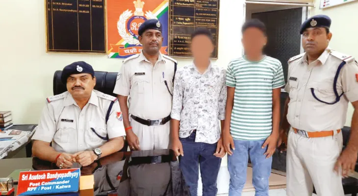 মোবাইল আসক্তিকে কাজে লাগিয়ে শিশু পাচারের ছক? চাকরির প্রস্তাবে ঘর ছাড়ে মালদহের ২ নাবালক, কাটোয়ায় উদ্ধার
