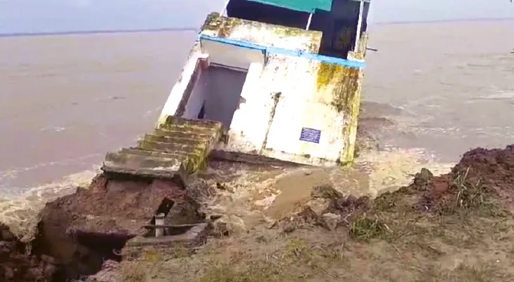 লালগোলা: খাবার নয়, পুনর্বাসনের দাবি করছে পদ্মার ভাঙনে ঘরহারা পরিবারগুলি