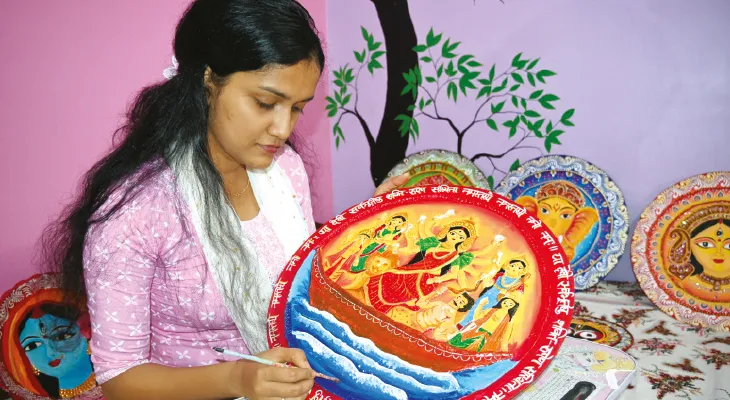 সরার উপর আর্টিফিসিয়াল ক্লে দিয়ে দুর্গার মৃণ্ময়ী রূপ, মানবসেবার কাজের ফাঁকে সৃষ্টি সুখের উল্লাসে নার্স অনিন্দিতা