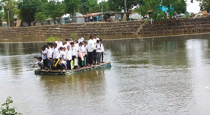 মারনাইয়ে ঝুঁকি নিয়ে ভেলায় সুই নদী পারাপার পড়ুয়াদের